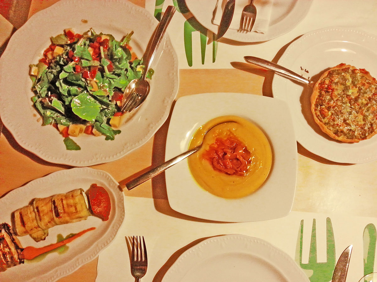 tinos-greek-island-beaches-tourism-vacation-itan-ena-mikro-karavi-food