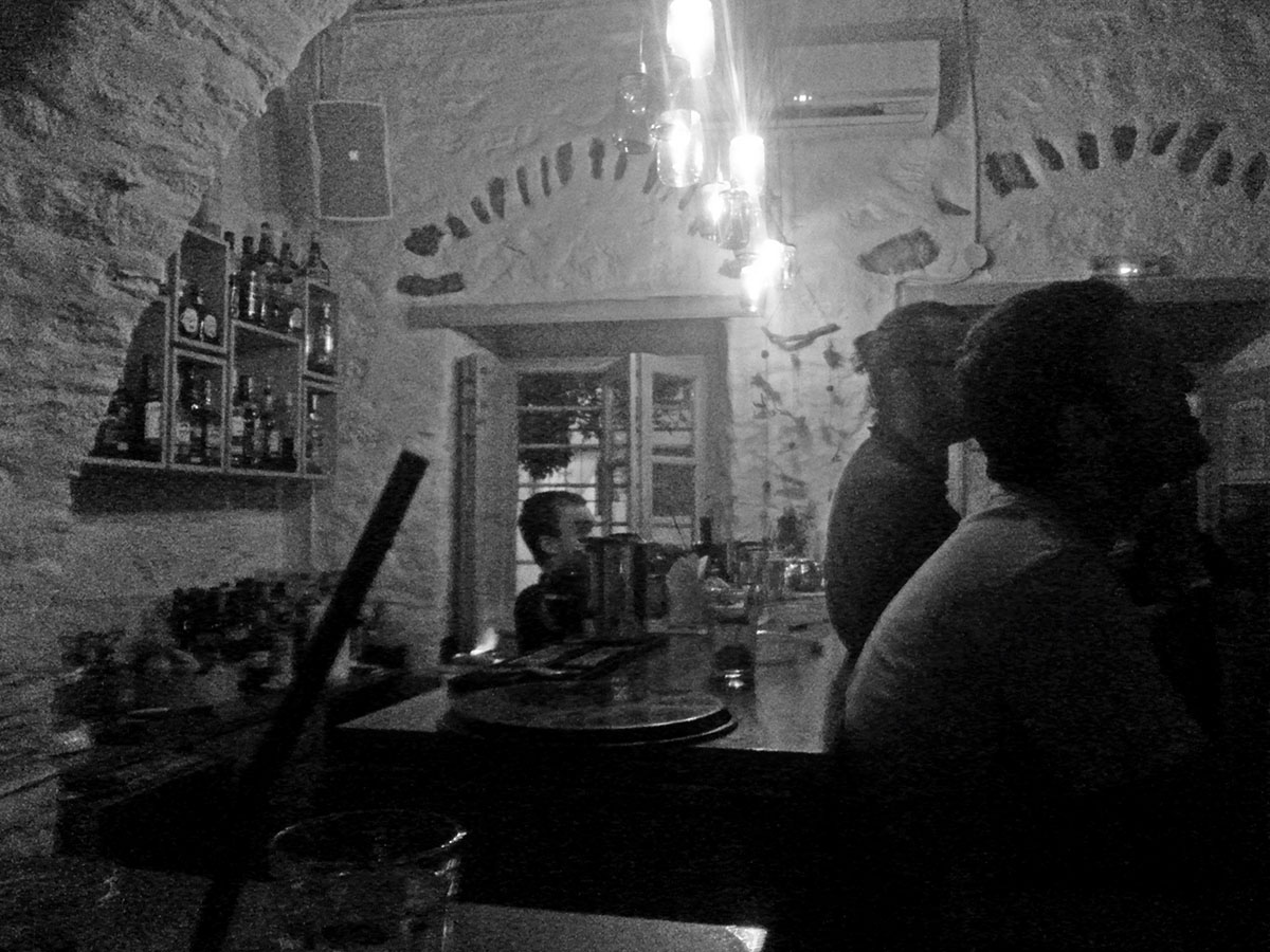 amorgos-cyclades-island-endless-blue-greece-summer-vacation-Lagkada-To-Pergalidi-drink-bar