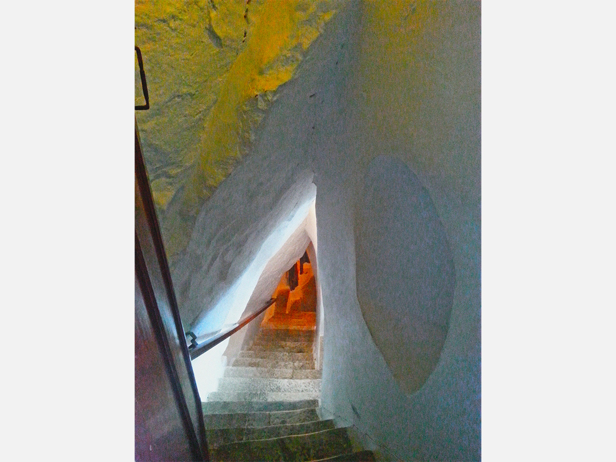 amorgos-cyclades-island-endless-blue-greece-summer-vacation-Monastery-tunel