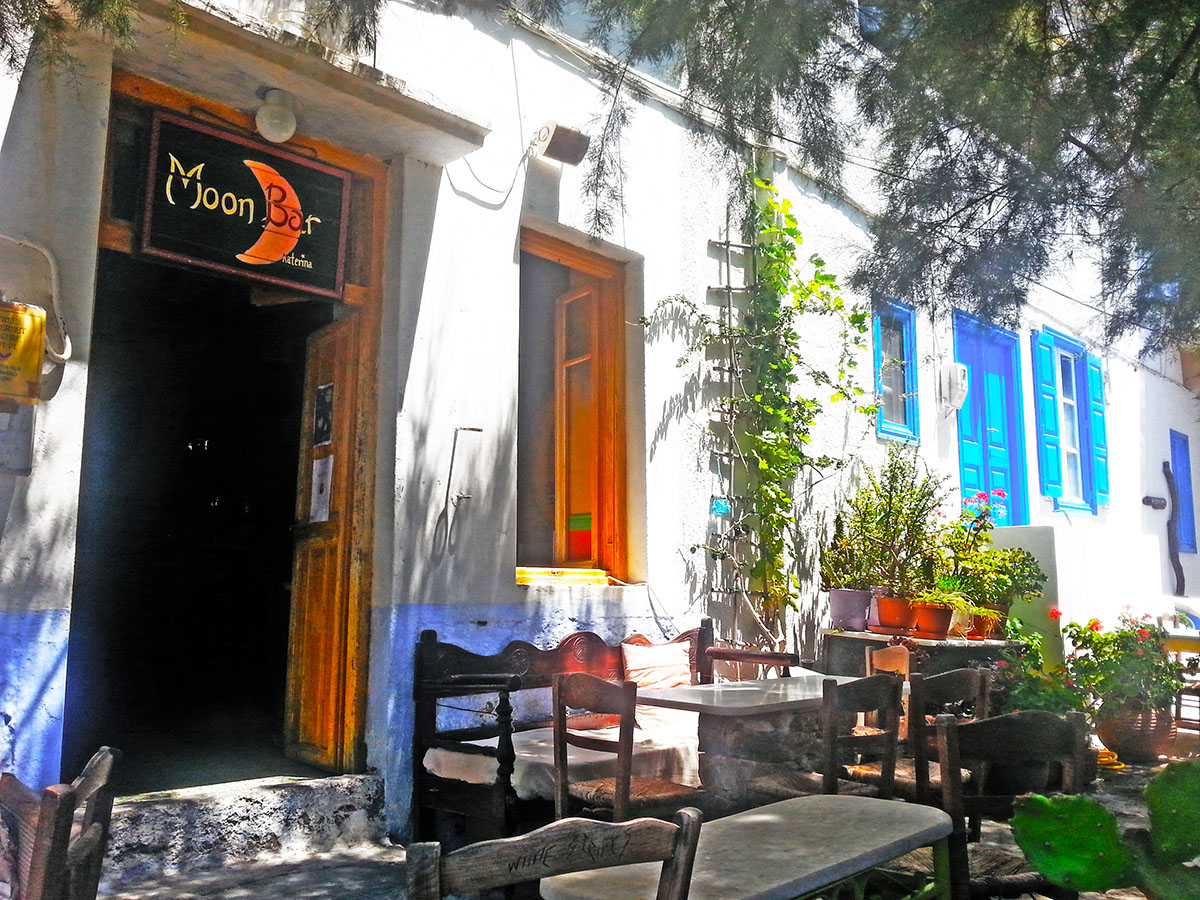 amorgos-cyclades-island-endless-blue-greece-summer-vacation-katapola-beach-Moon Bar
