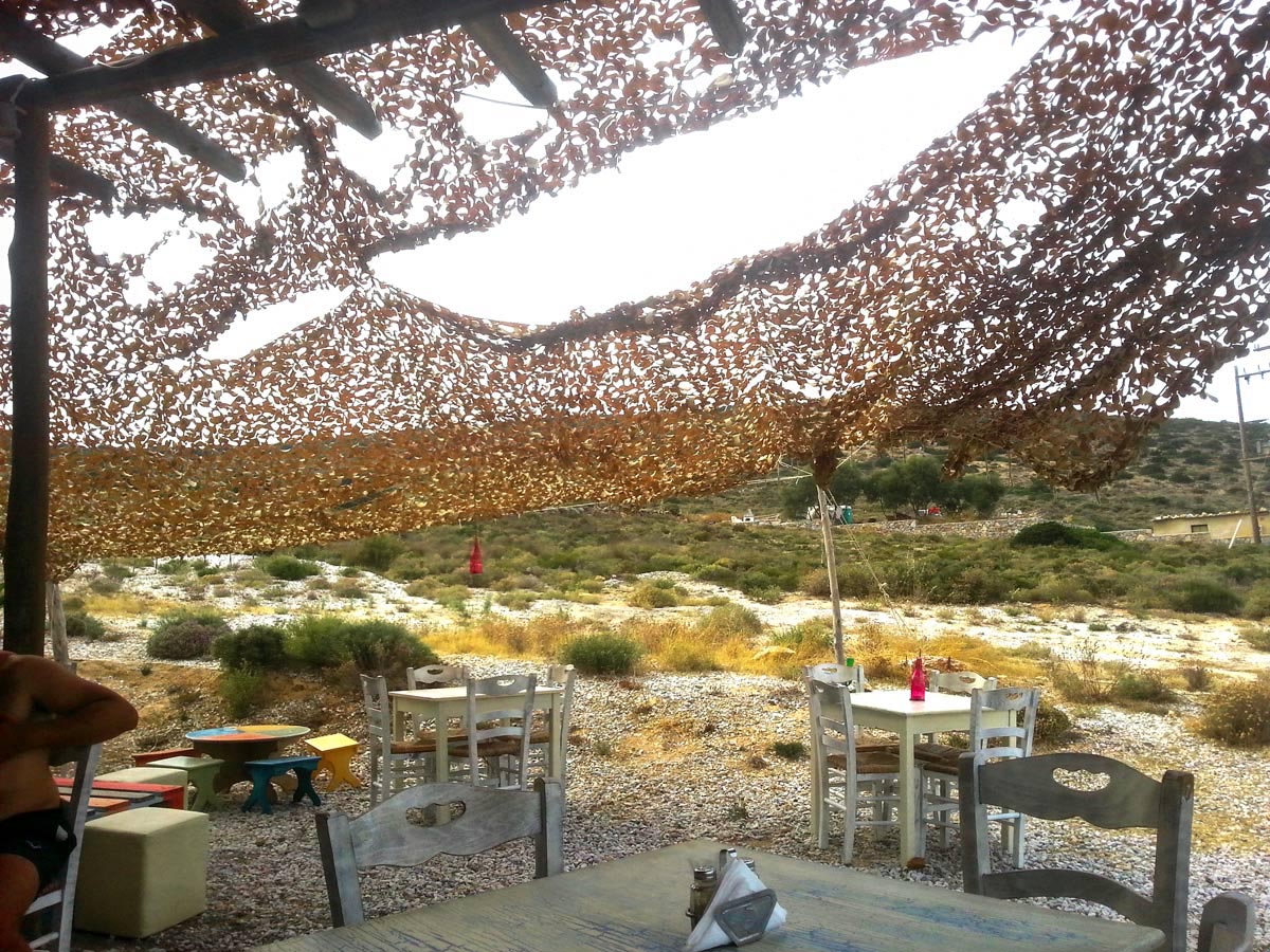 Pera-Panta-tables-atmosphere-livadi-beach-iraklia-Greek_Island_Cyclades-taverna
