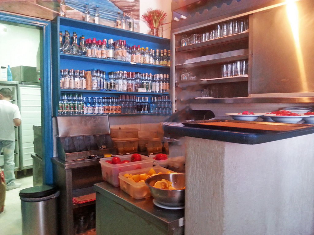 Akti_Themistokleous_To_Akri_Sta_Braxia_Tis_Peiraikis-greek-chef