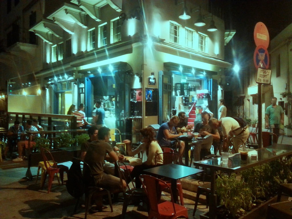 Funkys_Pizza_DownTown_Chania-outside-decoration